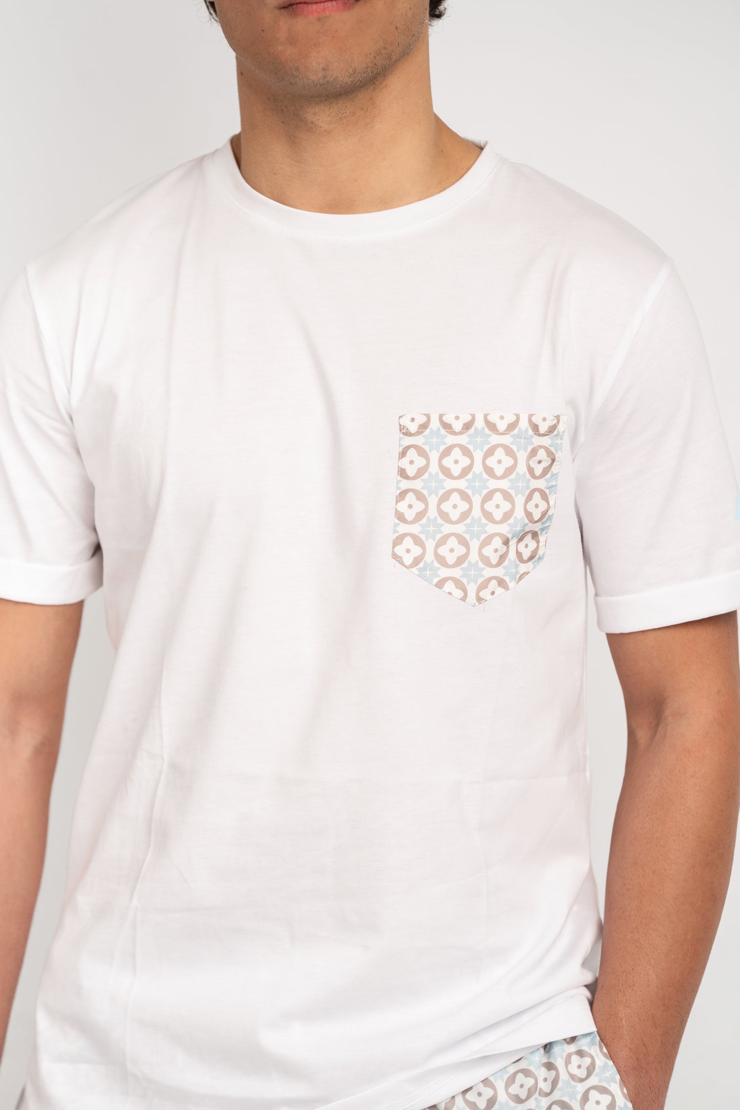 Dattilo - T-shirt bianca fantasia taschino maioliche