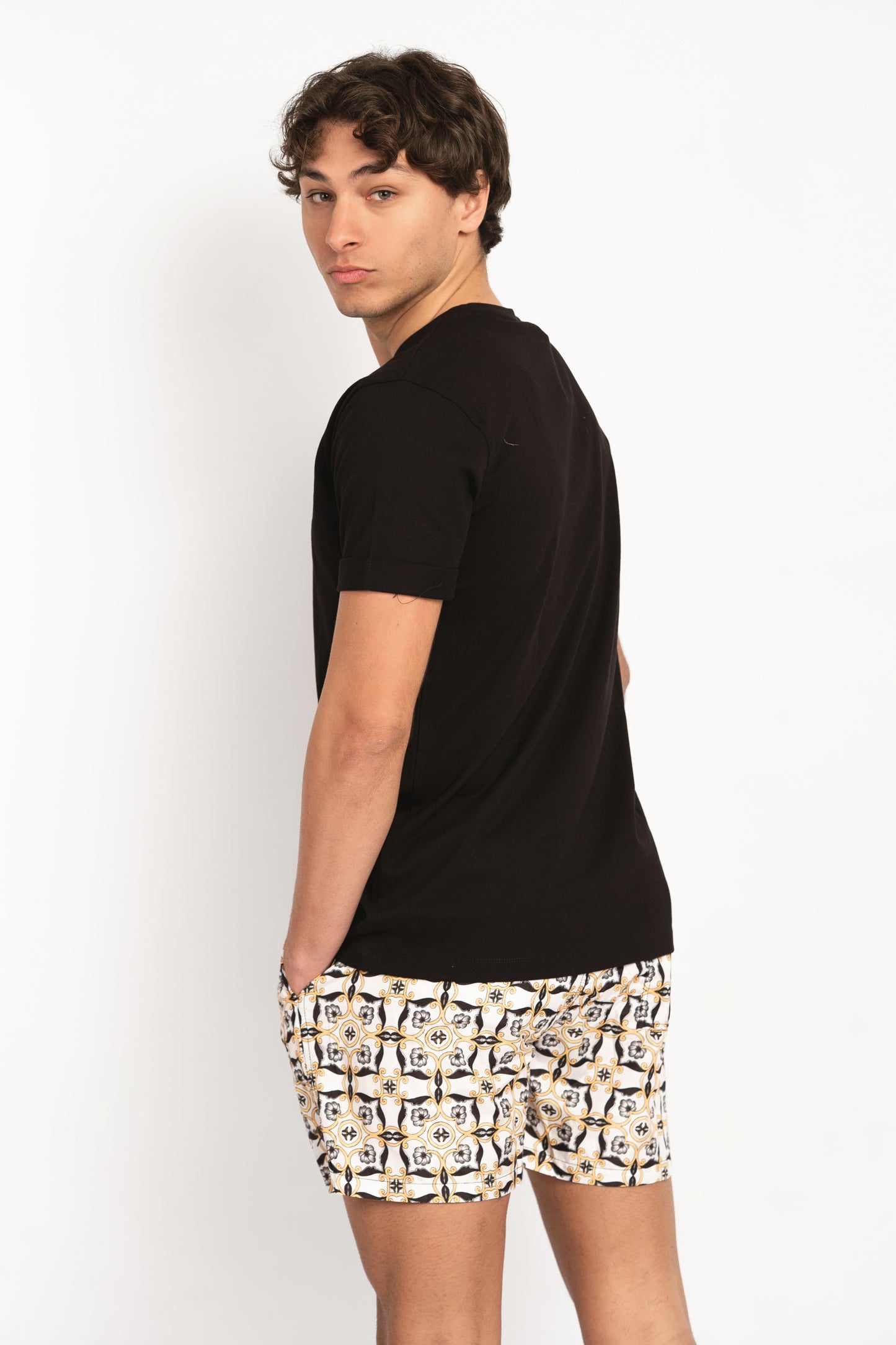 Ustica- T-shirt nera fantasia logo maioliche
